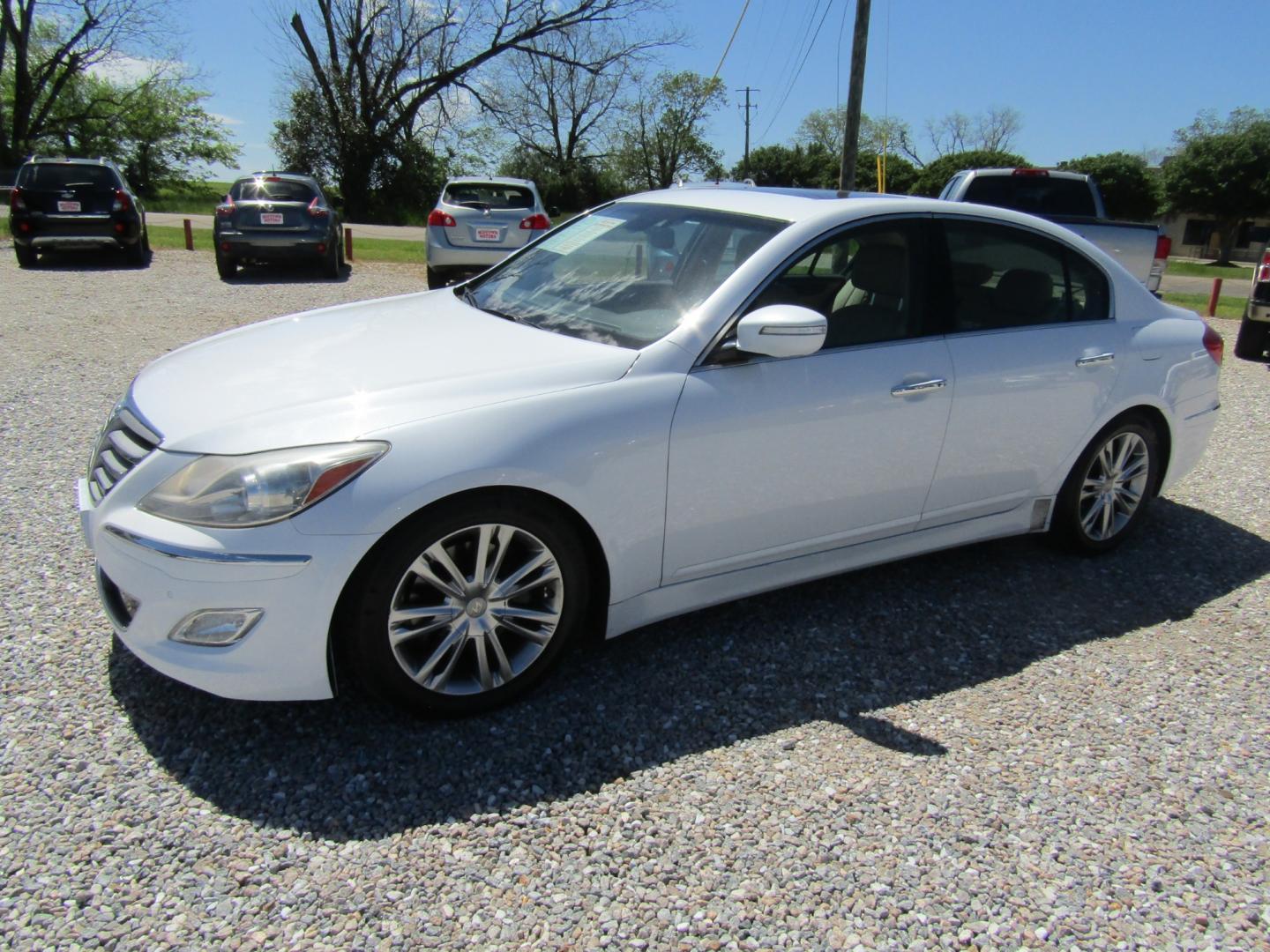 2014 White /Tan Hyundai Genesis (KMHGC4DD2EU) with an V6 engine, Automatic transmission, located at 15016 S Hwy 231, Midland City, AL, 36350, (334) 983-3001, 31.306210, -85.495277 - Photo#2